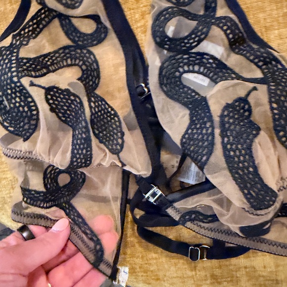 Thistle and Spire Medusa Snake Embroidered Nude Bra Size Medium NWT - Picture 7 of 9